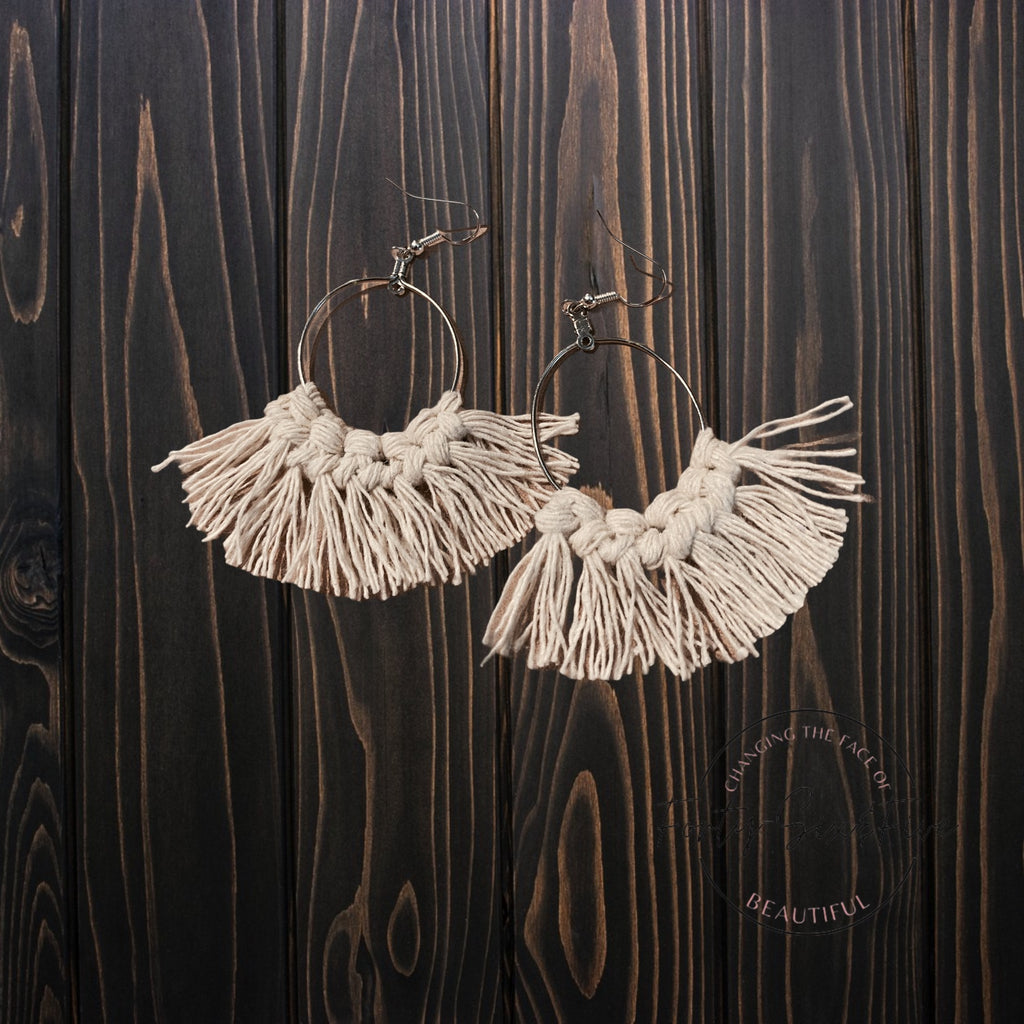 Neutal macrame earrings 1955