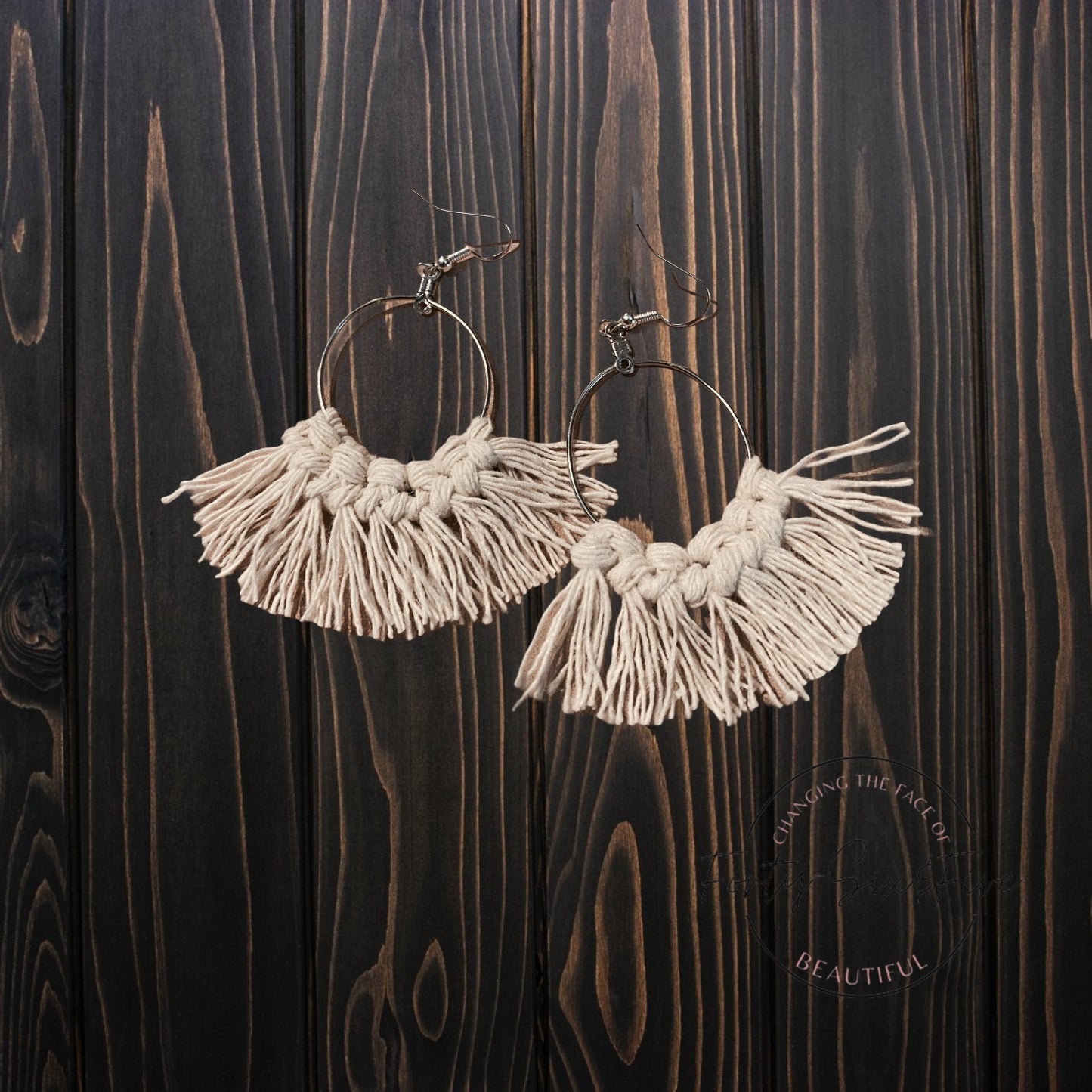 Neutal macrame earrings 1955