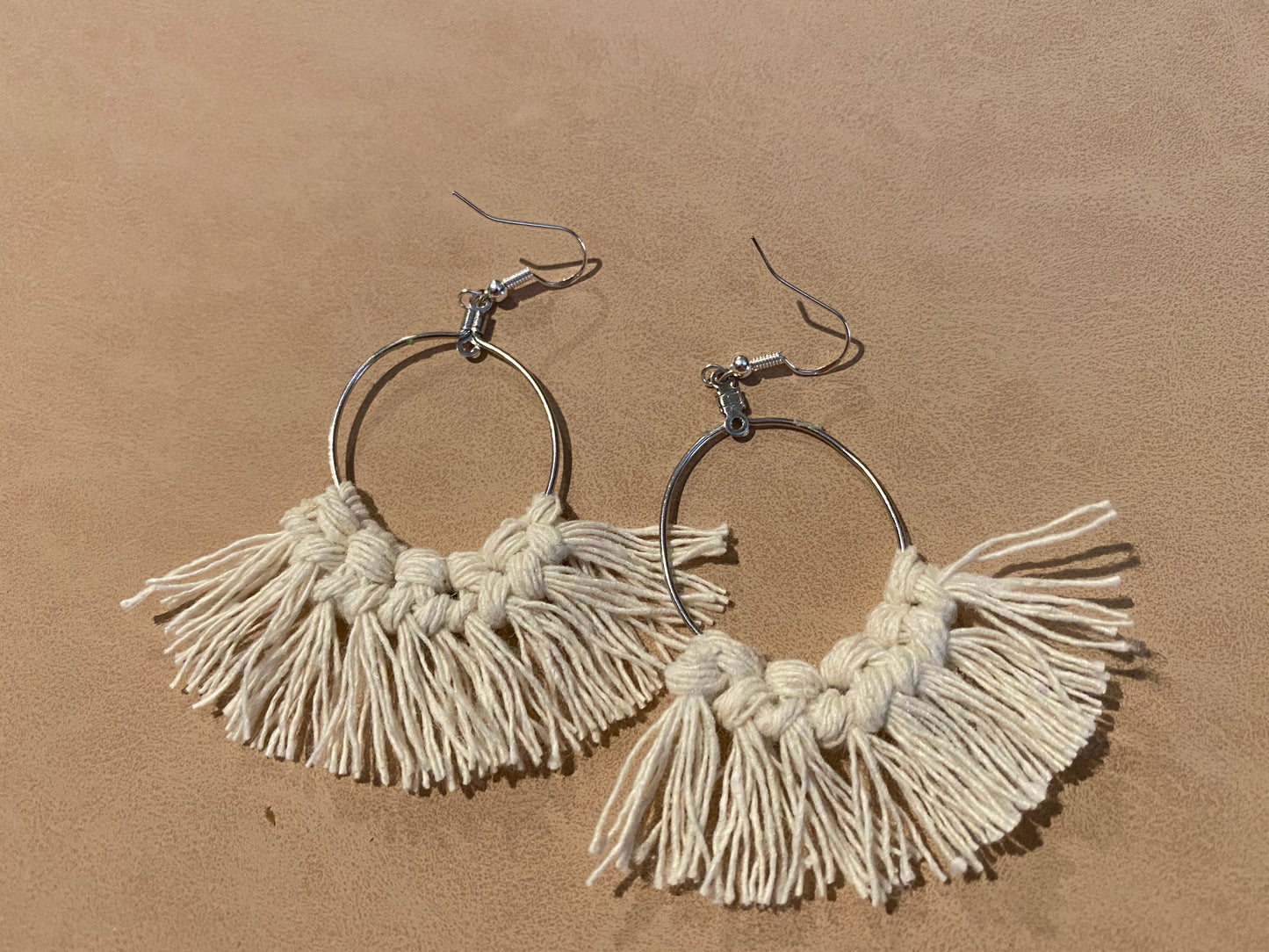 Neutal macrame earrings 1955