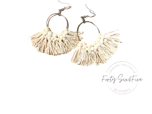 Neutal macrame earrings 1955