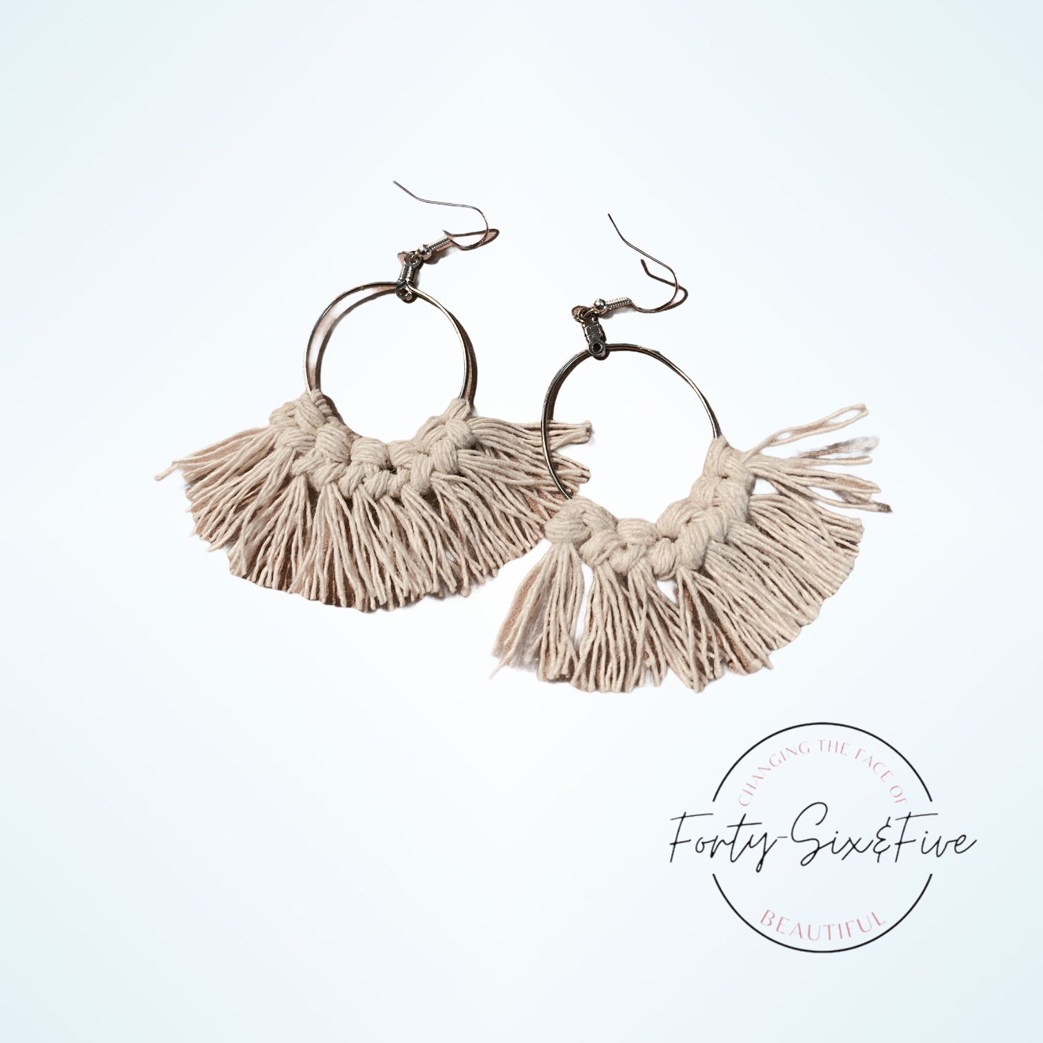 Neutal macrame earrings 1955